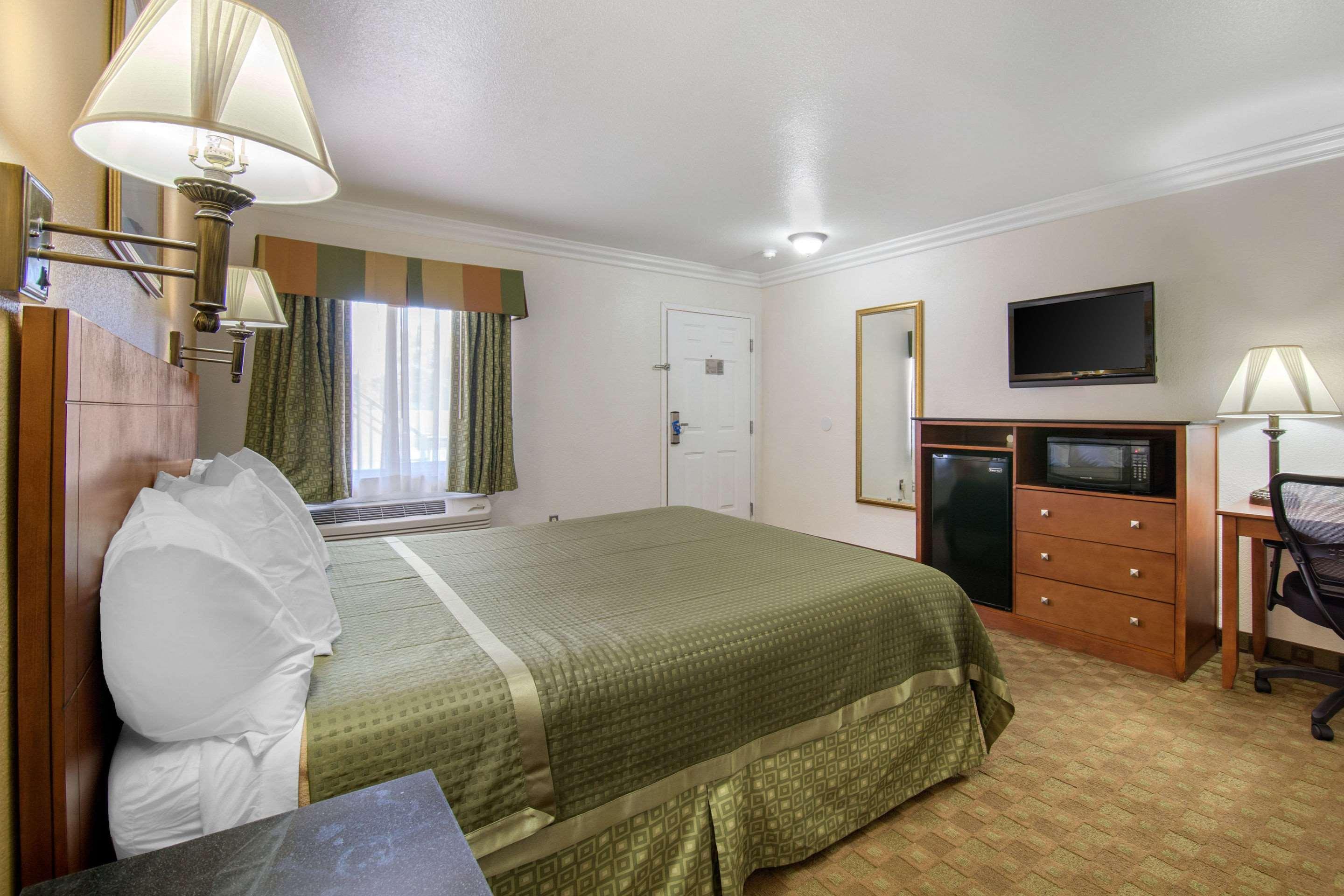 Rodeway Inn Adelanto Us 395 Exteriör bild