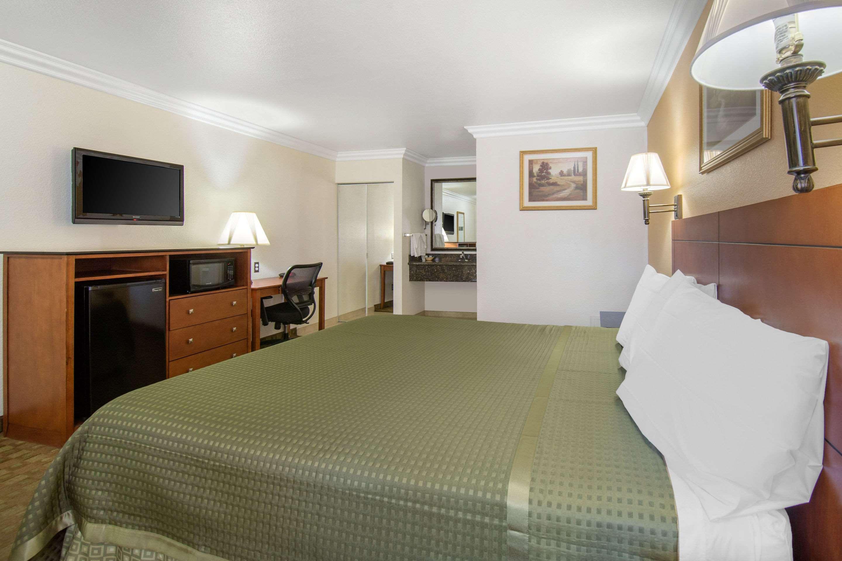 Rodeway Inn Adelanto Us 395 Exteriör bild